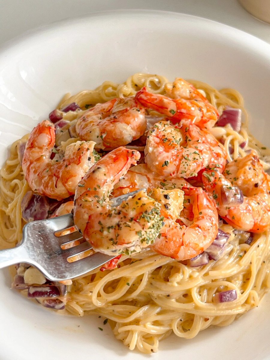 eowyh006783's tweet photo. Just whipped up garlic butter shrimp pasta in 15 mins! Fresh herbs + a squeeze of lemon = weeknight win https://t.co/MFzUe3lQqW