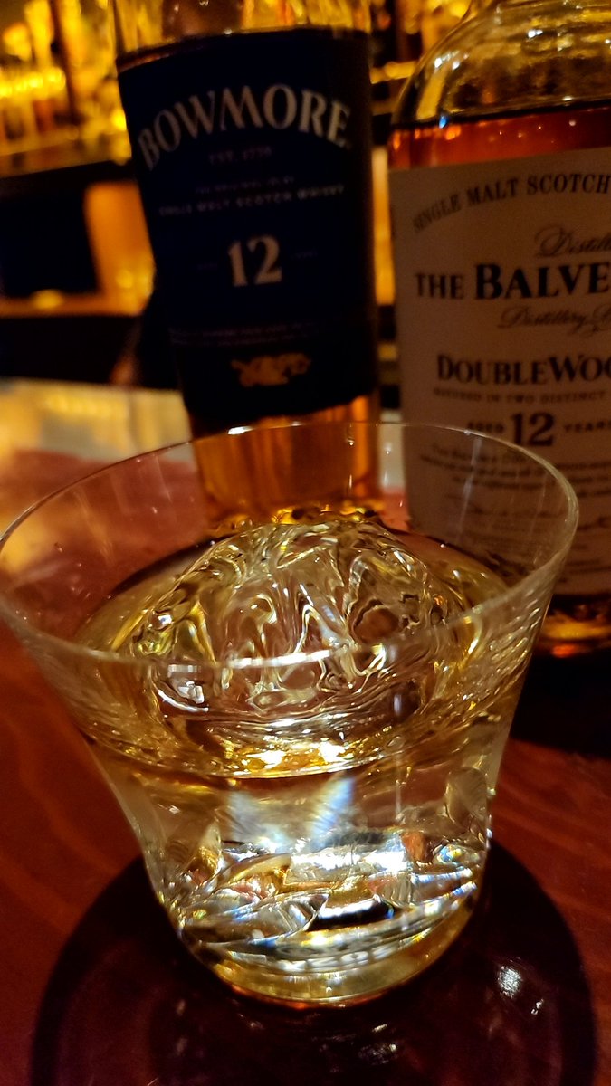 you_dissembler's tweet photo. PowerGRAN@魚津、ジントニック・バルベニー・ボウモア。初訪問。魚津は酒場も幾つかあるが、こんな本格的な雰囲気漂うオーセンティックスタイルのバーがあるとは思いもよらなかった。カクテルも多いが、モルトの品揃えに定評がある。チャームのスイカが酔い覚ましに丁度良い。氷は丸氷。 https://t.co/t6aU9OdkQD