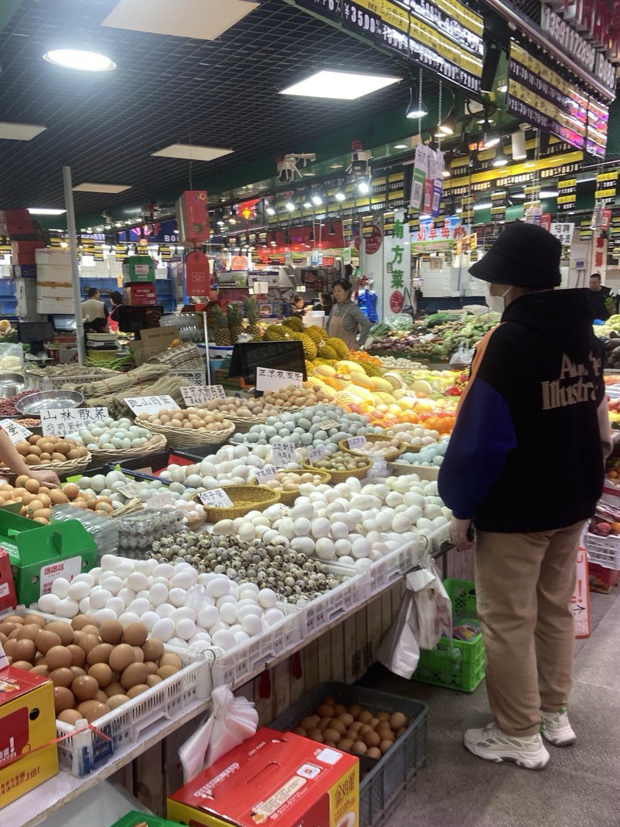 mile_ca's tweet photo. 「今日份鲜采食材到仓！带泥胡萝卜、带壳鲜虾，都是清晨直供的货，晚上的家常菜底料备齐啦～」， https://t.co/ktGhET2XTM