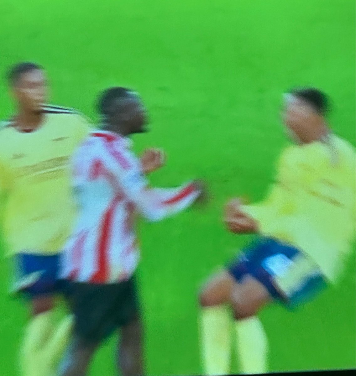 UTD_Seth001's tweet photo. 🚨Brian Brobbey on what Gabriel said to him that led to their altercation during Sunderland defeat to Arsenal:

🎙️ Reporter: “Brian, what happened between you and Gabriel?”

🗣️ Brian Brobbey: “I got the ball and then he came over me. At one point he stood almost on my face and said, ‘So what can you do now? We’re winning, are we not?’

I got very angry because there was no need for that. I pushed him because I felt he was trying to provoke me.

Gabriel is a strong defender, I know that. I also know I can handle him one-on-one. But sometimes he makes everything look like a wrestling match. Every challenge becomes physical, every duel becomes a battle.

I told him, ‘We are here to play football, not wrestle each other.’

I respect him as a player, but if you want to make everything physical, then don’t be surprised when the other player stands up for himself.

The frustrating thing is that we were trying to play football and he was more interested in getting into my head. This time, he succeeded.”