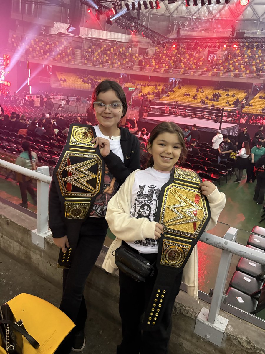 XtianGonzalez's tweet photo. Sueño cumplido para mis pequeñas y para mi también!! #wwesantiago https://t.co/zArgl0ayll