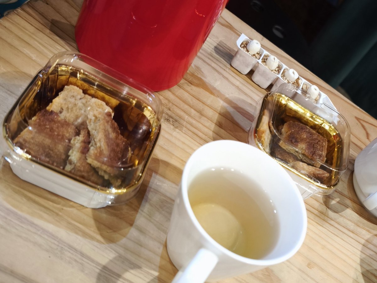 Vershung000's tweet photo. 奈良時代をイメージした手作り焼き菓子と何の葉っぱだっけか、お茶
おいしかった🍵 https://t.co/jYLsPRBmKg