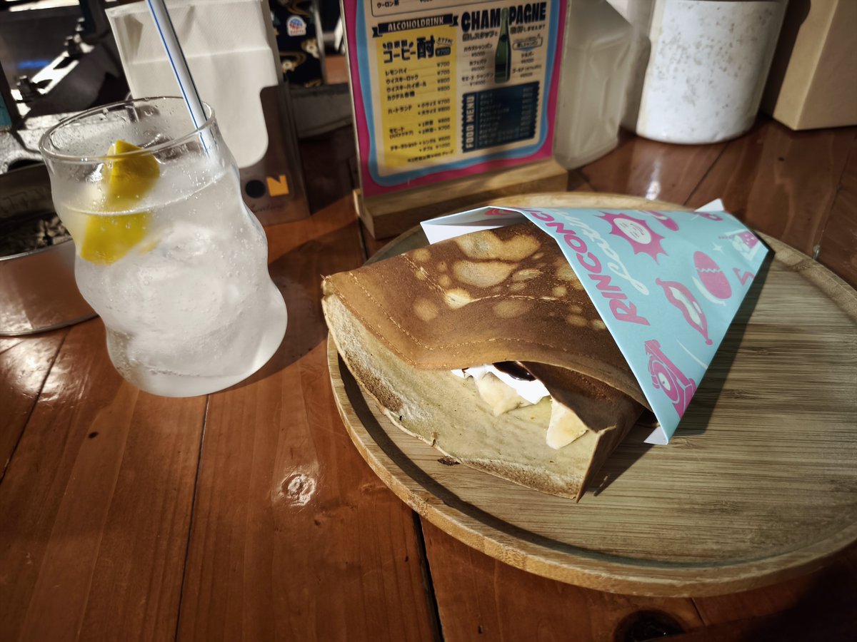 Vershung000's tweet photo. 水性からの帰り道
少し遠回りして、以前教えていただいた夜のクレープ屋さん？BAR？
こんがり生地は珍しい
これまたおいしかったな

最近糖分摂りすぎてる気がする
いやここ数年か https://t.co/XLuSZEYZoM