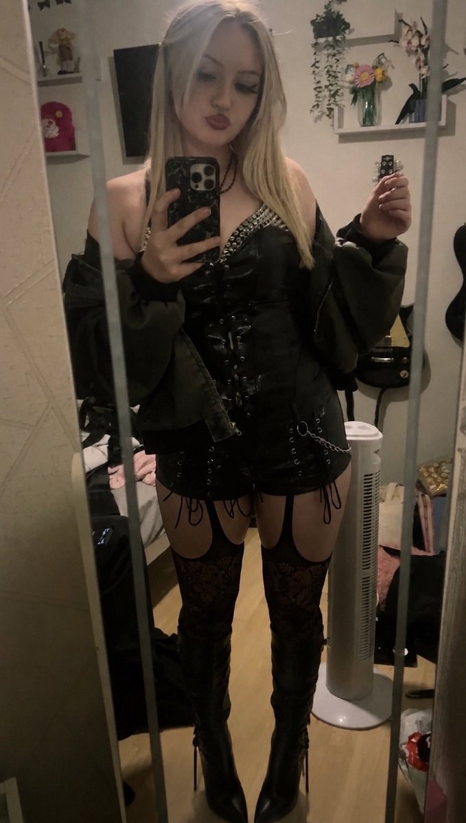 BoredBullxUk's tweet photo. Another cuck shared pics of his thicc goth bitch Georgia. Who wants to see this slut lose some clothes? Get that fat ass out 👀 https://t.co/yPXgNKl040