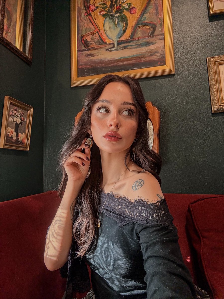 ViolaVaine's tweet photo. how I look at you 5 years before I go into postpartum psychosis https://t.co/pEf71AOwhl