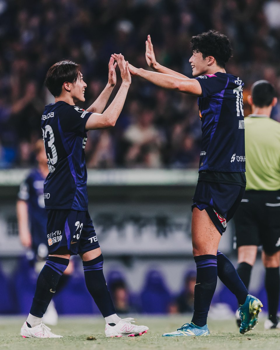sanfrecce_SFC's tweet photo. 「蹴りたいと言ってボールをもらった」
「峻くんがPKを決めたらチームの流れも良くなる」

#鮎川峻 と #鈴木章斗
チームを勝利に導いたストライカー同士の絆🤝

#sanfrecce #ONEVIOLET #Jリーグ https://t.co/7JKMfyYxtp