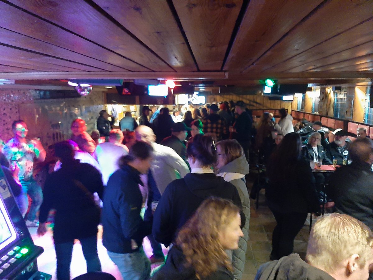 OyKake's tweet photo. Ja duunit jatkuu.

Ravintola Liisan Pub Lievestuore. Järjestyksenvalvontaa. https://t.co/SpvhUMTGTk