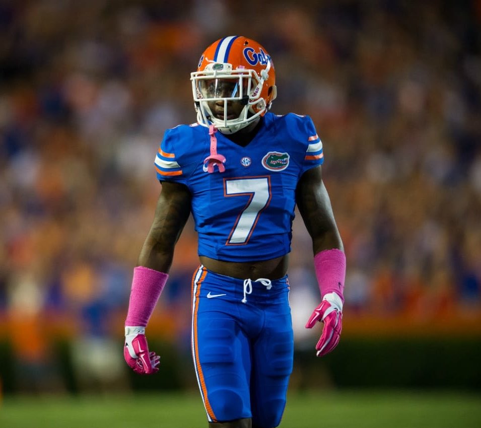 GatorKenny's tweet photo. With October right around the corner and it also being Breast Cancer Awareness Month, I really hope that @UF &amp; @GatorsFB can bring back the pink wristbands, cleats, and gloves! 🙏🏼🐊 https://t.co/1kEgWAuSZT