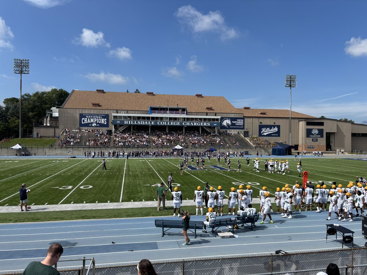 Harvey_Grove56's tweet photo. Great game day visit at Hillsdale College in the win over Wayne State. 

Great atmosphere, Great people. 

Thank you Coach Shreffler, Coach Deckard, and Coach Otterbein!! @CoachShreff   @CoachBradOtter @CoachDeckard https://t.co/k4wXcDJ3lE