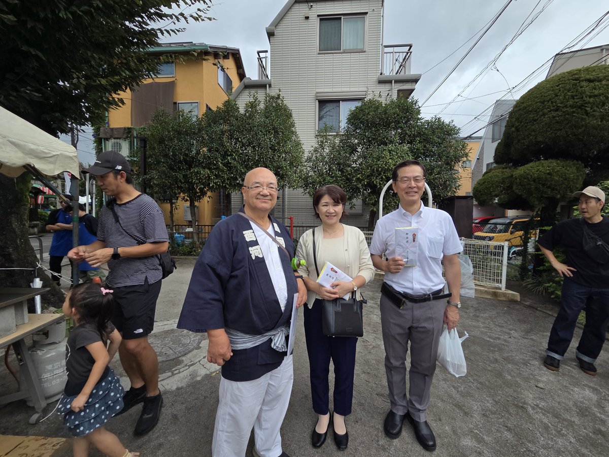 k_tsuji's tweet photo. 長崎神社例大祭初日は、地元要町二丁目町会の神酒所開設準備後、山田てるみさんと各町会を回りご挨拶。

要町一丁目町会の大人神輿では実家の「やぶ重」前で一本締め。

準備・運営にご尽力いただいている町会・関係者の皆さま、そして温かく迎えてくださった皆さま、大変にありがとうございました！ https://t.co/bExBZXrbfE