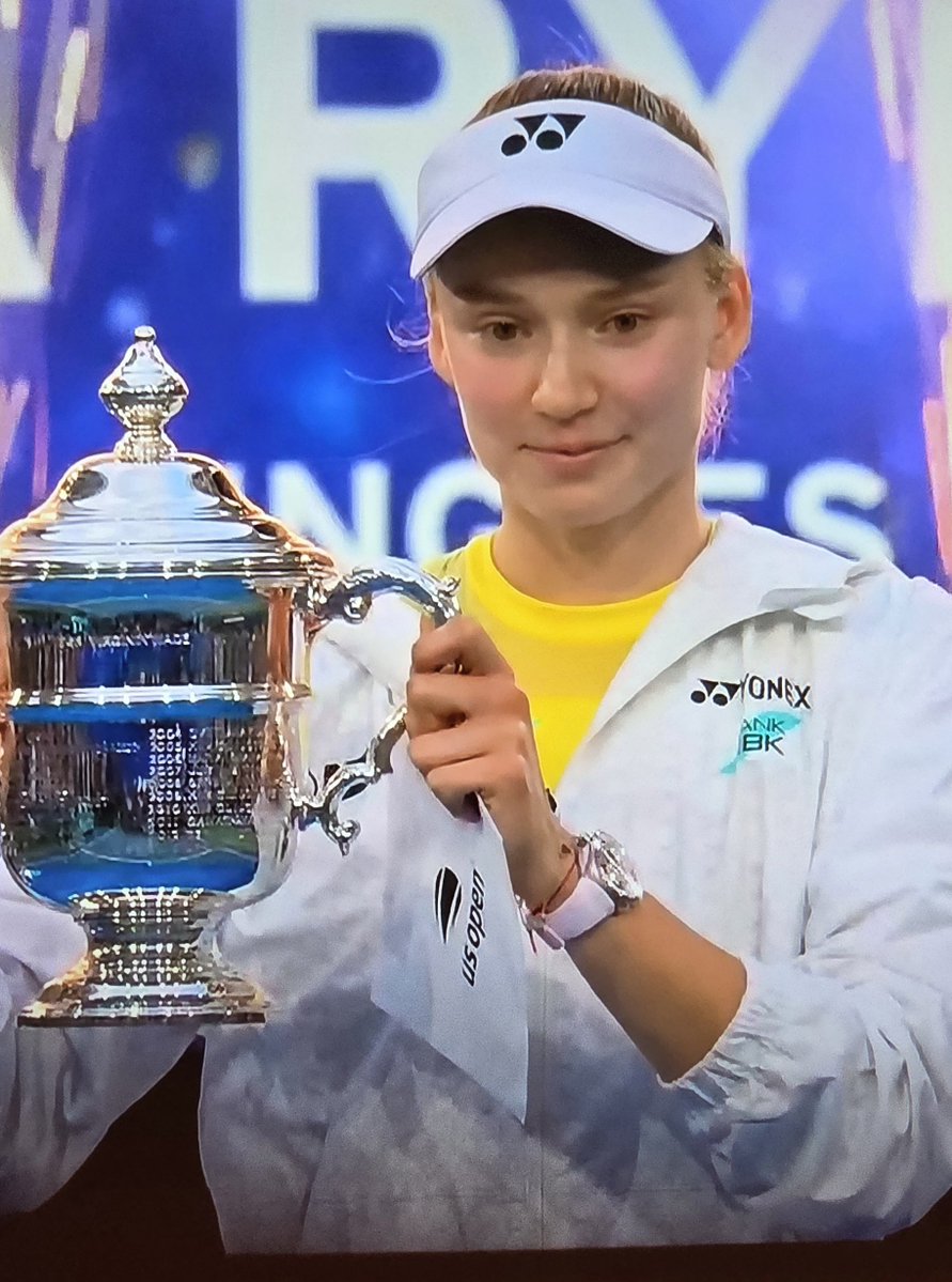 capitanfooturo's tweet photo. Quanto adoro il tennis di Rybakina. Uno stile fluido quasi rilassato ma la palla viaggia velocissima. Sintomo di grande timing, di equilibrio, di coordinazione perfetta. Danza, veleggia in foiling nel campo. Poi ha stile, calma, una raffinata gentildonna. Brava. #Rybakina #USOpen https://t.co/xAcPcu2udy