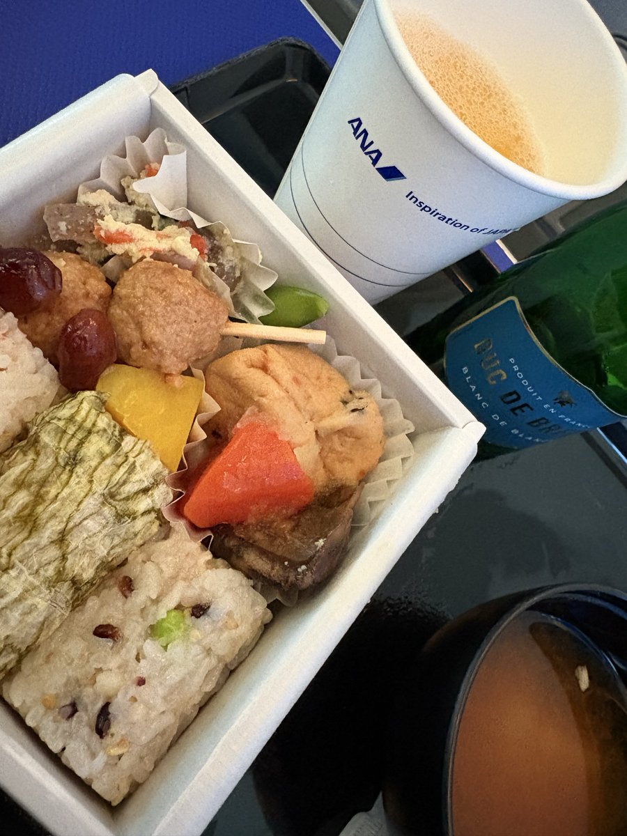 a_k_i0214's tweet photo. 朝食を頂く🍚
美味しい♥️
アレルギーの関係で、フルーツをお返しさせて頂いたら、クッキーを頂き🍪
おつまみにナッツを頂いたら、おかきも一緒にオススメで頂き、一人パーティー状態を楽しんでます♡
次があるので、1本🫧🥂で終わらせよう!
ガマンだ! https://t.co/FjMb4ju0MU