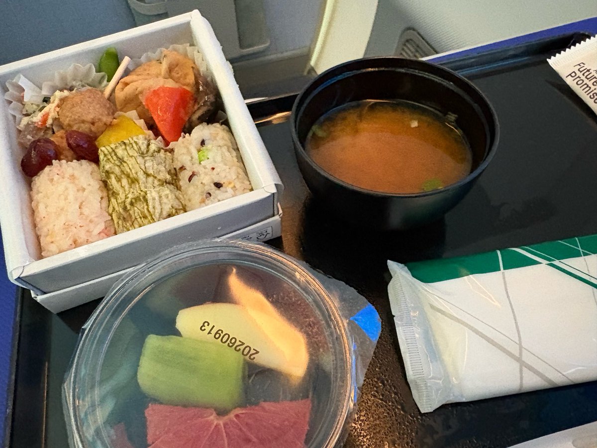 a_k_i0214's tweet photo. 朝食を頂く🍚
美味しい♥️
アレルギーの関係で、フルーツをお返しさせて頂いたら、クッキーを頂き🍪
おつまみにナッツを頂いたら、おかきも一緒にオススメで頂き、一人パーティー状態を楽しんでます♡
次があるので、1本🫧🥂で終わらせよう!
ガマンだ! https://t.co/FjMb4ju0MU