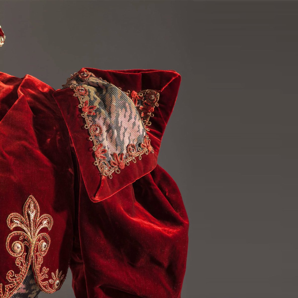 TheVFG's tweet photo. This 1897 dress by Emile Pingat showcases the luxurious style of late 19th-century haute couture, combining opulent red velvet with intricate lace and metallic brocade. 
Learn more at VFG Fashion Timeline https://t.co/yi95uY3Ud4
LACMA Museum https://t.co/WkIYCP3VuO