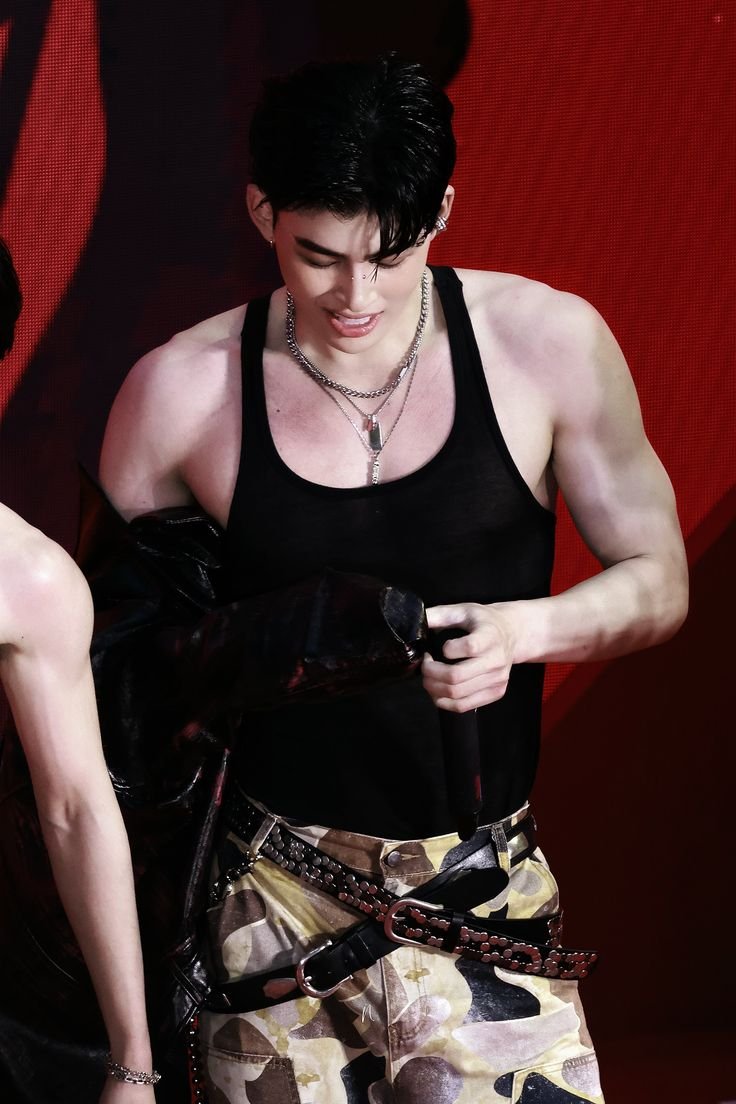 theshadowl1kem7's tweet photo. no wonder phuwin's obsessed with his animalistic body, just looking at him is enough to lose my virginity. he literally shouts "come&amp;lick every inch of me" and if there's a chance istg i wouldn't waste any piece of him but luckily there isn't cuz don't want pw committing murder❤️ https://t.co/UfasF4on6P