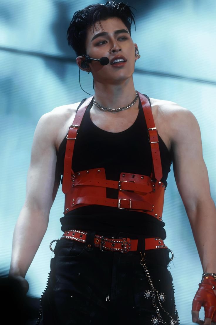 theshadowl1kem7's tweet photo. no wonder phuwin's obsessed with his animalistic body, just looking at him is enough to lose my virginity. he literally shouts "come&amp;lick every inch of me" and if there's a chance istg i wouldn't waste any piece of him but luckily there isn't cuz don't want pw committing murder❤️ https://t.co/UfasF4on6P