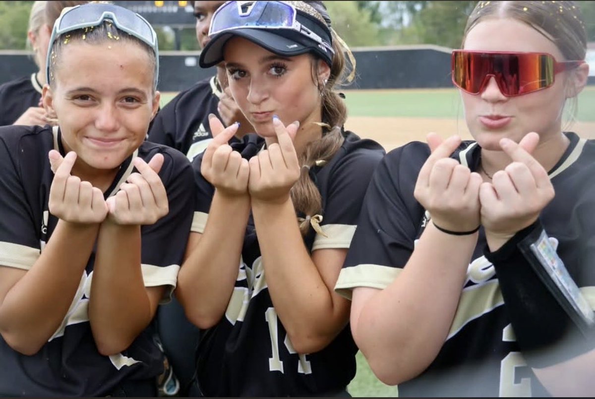 AudreyBapp's tweet photo. School ball has been in full swing!!  Outfield is HOME!! 🖤💛 Go Broken Arrow Ok!!   @Coach_AT @CoachELeyba @coachjro @djgasso @BrianJendro @GerryGlasco @jeffharger @CoachBBuchanan @CoachValKing @Jamie_Trachsel @DukeCoachYoung https://t.co/SxeNTPgzXY
