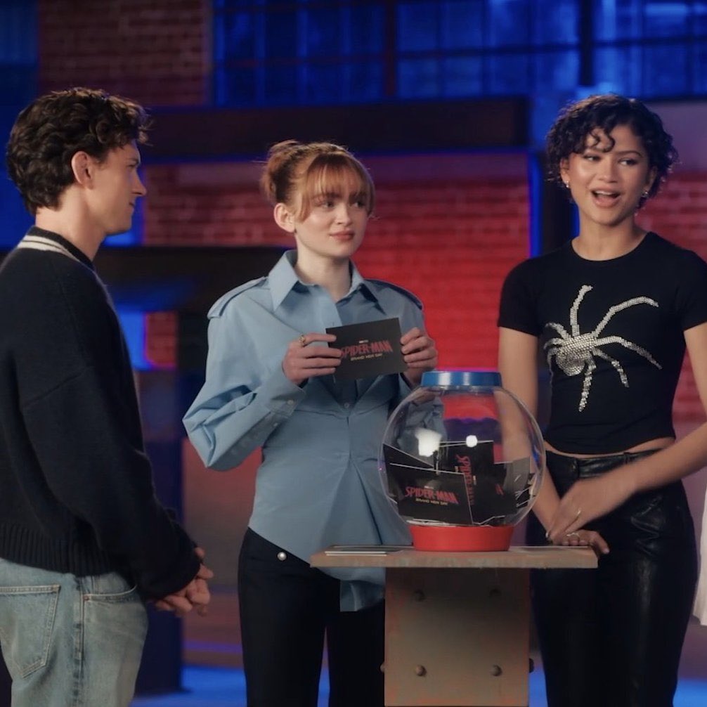 chrislarbsyou's tweet photo. i find it so cute how far from home and stranger things s3 released on the same week and now we have a whole spider-man movie with tom zendaya and sadie together https://t.co/xBMhLIjCvp
