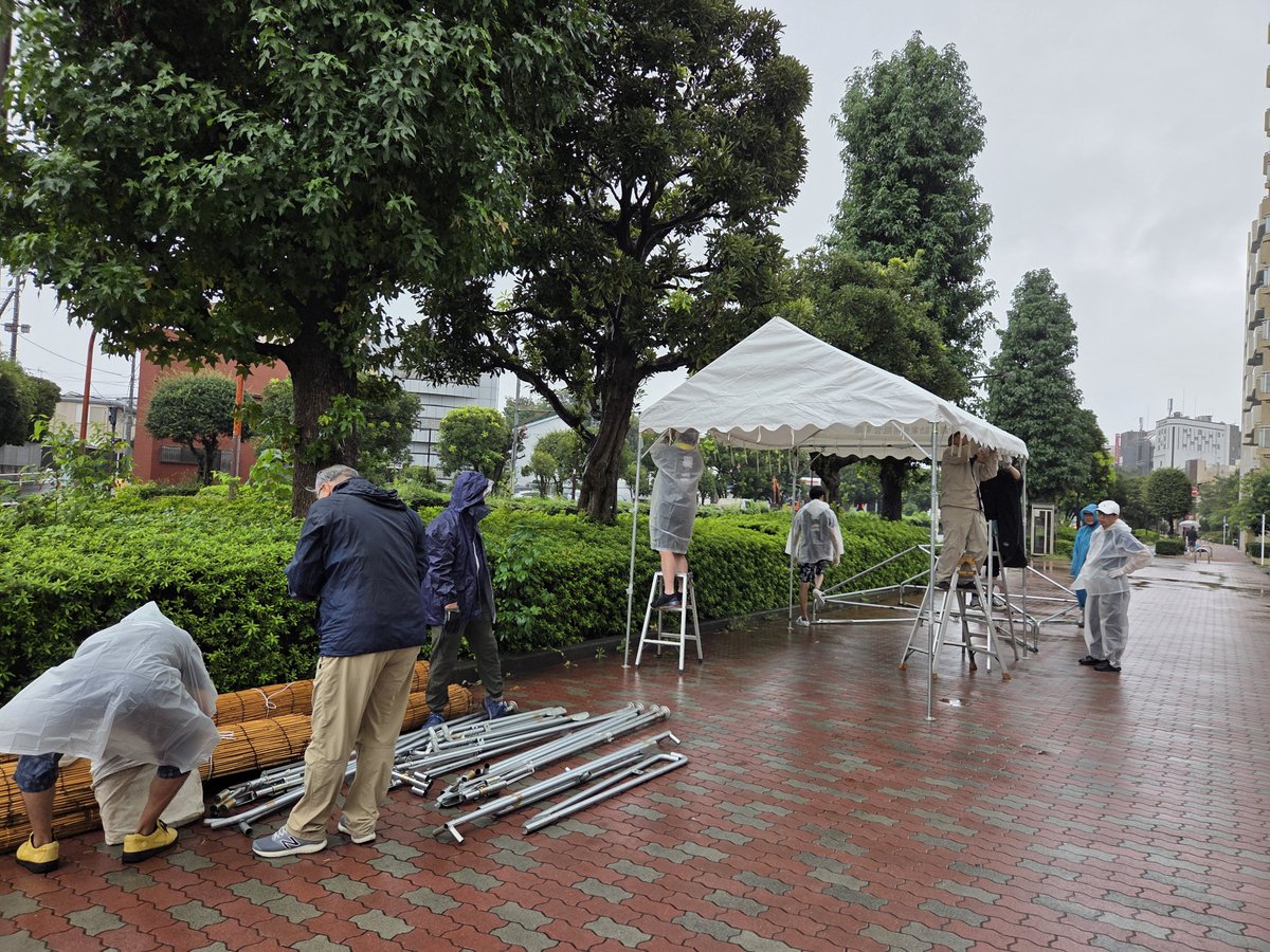 k_tsuji's tweet photo. 長崎神社例大祭初日は、地元要町二丁目町会の神酒所開設準備後、山田てるみさんと各町会を回りご挨拶。

要町一丁目町会の大人神輿では実家の「やぶ重」前で一本締め。

準備・運営にご尽力いただいている町会・関係者の皆さま、そして温かく迎えてくださった皆さま、大変にありがとうございました！ https://t.co/bExBZXrbfE