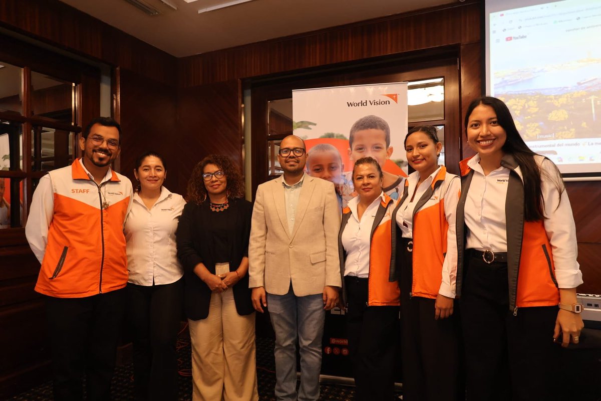 segura_ep's tweet photo. Participamos en el espacio de Rendición de Cuentas de World Vision, aliado estratégico de #SeguraEP, donde compartimos los avances y aprendizajes que nacen del trabajo articulado para fortalecer la prevención de las violencias, la convivencia ciudadana y la construcción de una cultura de paz en Guayaquil.

Desde la Gerencia de Reconstrucción del Tejido Social, impulsamos procesos que colocan a la comunidad en el centro, promoviendo su participación activa, el fortalecimiento de capacidades y la recuperación de espacios como escenarios para el encuentro y la convivencia.

Estos resultados son posibles gracias a alianzas que suman esfuerzos, conocimientos y voluntades para tejer comunidades más seguras, participativas y resilientes.

#GuayaquilNoSeDetiene
#AquiEstamos
#AquilesCumplimos