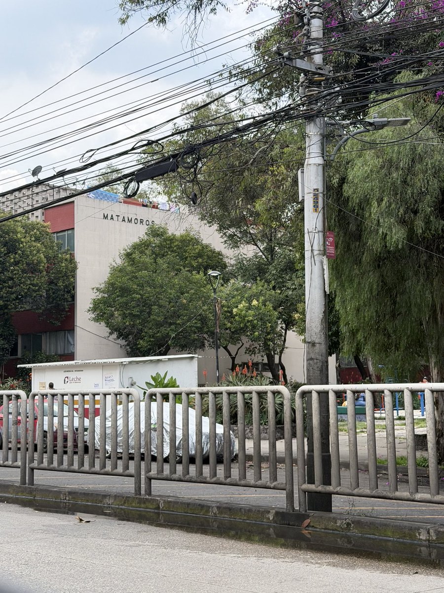 MatamorosGuridi's tweet photo. Saliendo del barrio y me encuentro esta chulada. #CDMX #Tlatelolco #Matamoros #MarianoMatamoros #Independencia #MesPatrio #México #MesDeLaPatria #Quiobo #Baia #Acabaramos #andaYvete #AndaRubio🏙️🚙🤳🏻 https://t.co/YoHHy6vD0A