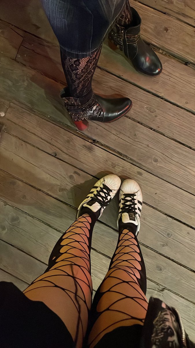 gothdemonana's tweet photo. Na imprezie z @yourdomkatja, do zwrotu za drineczki i jedzonko z wcześniej, do roboty podnóżki. https://t.co/BDHReDQmo1
