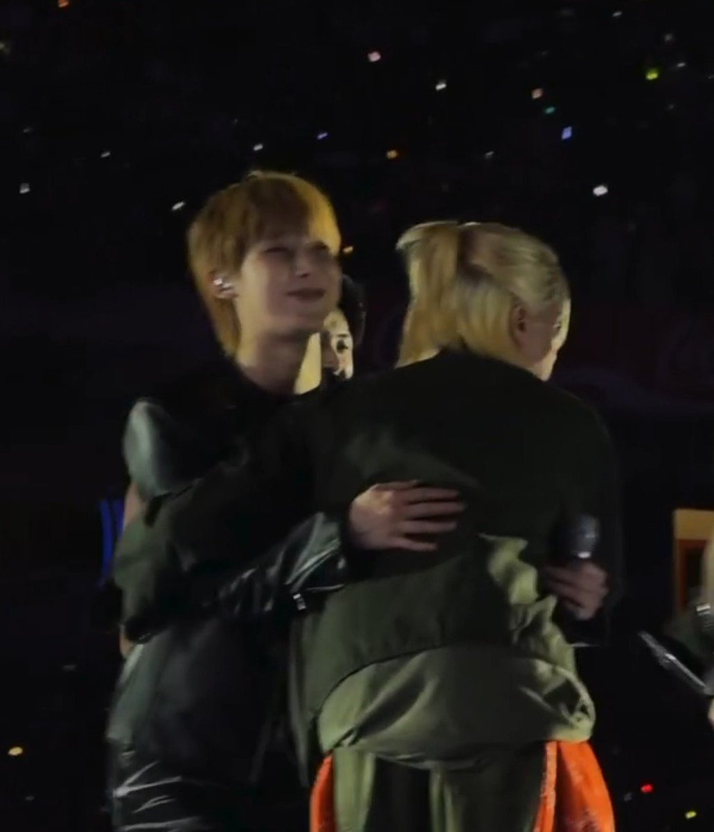 ftalsunoos's tweet photo. sunoo and ateez wooyoung hugging omg 😭😭😭 https://t.co/7iEo690CTs