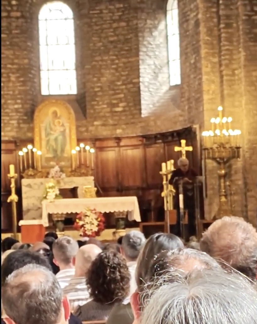Angels_Folch's tweet photo. He escoltat amb molta atenció la glossa del professor Ramon Cotarelo  @ramoncotarelo a Ripoll.

No només no ha dit res del que l'acusa ERC d'haver dit, sinó que el parlament ha estat molt interessant. 

La conclusió que en trec és que, o no saben llegir o tenen molt mala bava (de fet  ja ens n'han donat mostres de sobres durant els darrers 12 anys). 

És gravíssim que ens deixem arrossegar per la mentida, la irracionalitat i per la visceralitat partidista. 

En Cotarelo ni ha parlat del servei militar, ni ha cridat a fer cap guerra!!!

No tenia cap dubte que no havia dit res del que els d'ERC l'han acusat, però, un cop escoltat tot el parlament,  ACUSO ERC de mentiders, de difamadors, d'intoxicadors i de males persones.

Aquí us deixo l'enllaç perquè ho pugueu escoltar íntegrament. 👇 https://t.co/GsmIST9j84