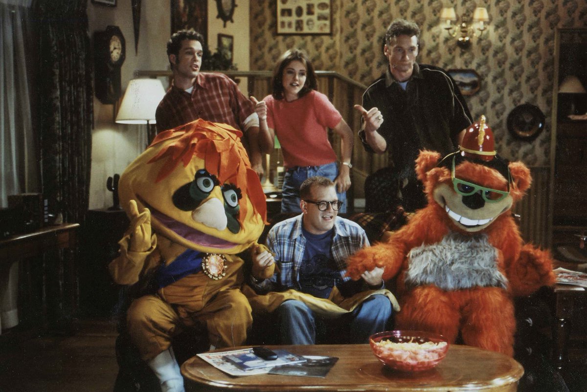 landofthe80s's tweet photo. On this date in 1995, "The Drew Carey Show" premiered on ABC. The sitcom starred Drew Carey as a fictionalized version of himself.  

BITE-SIZED FACT | The series was set in Cleveland, Ohio, and Drew Carey's character worked at the fictional Winfred-Louder department store and ran for nine seasons and 233 episodes. #90s