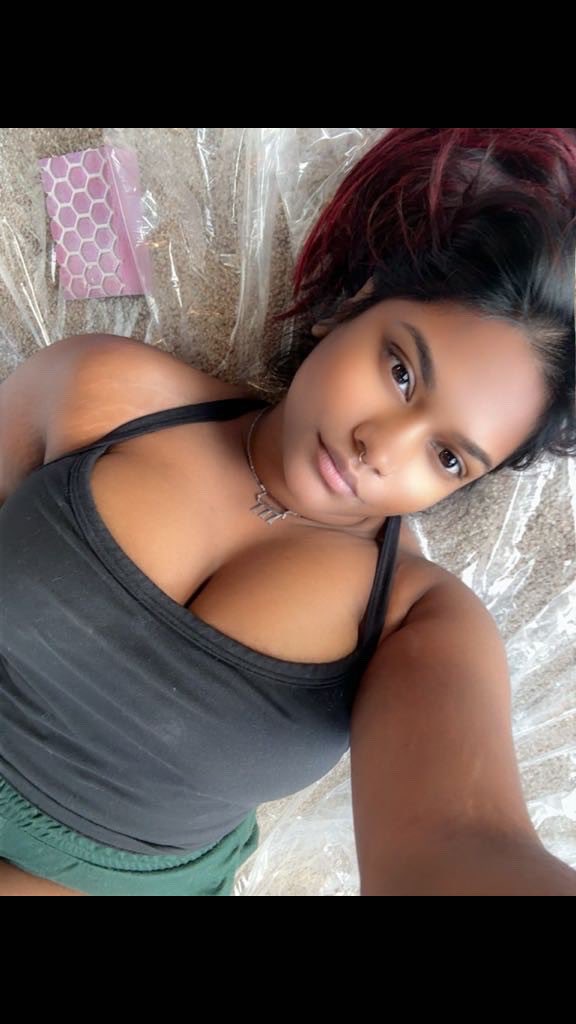 PrettyPleaseKay's tweet photo. Still painting…send help 😭 #throne #spoilme #paypig #payme #finbrat #findom #sugarbaby #sugardaddy #paypiggy https://t.co/QnoovN2xS4