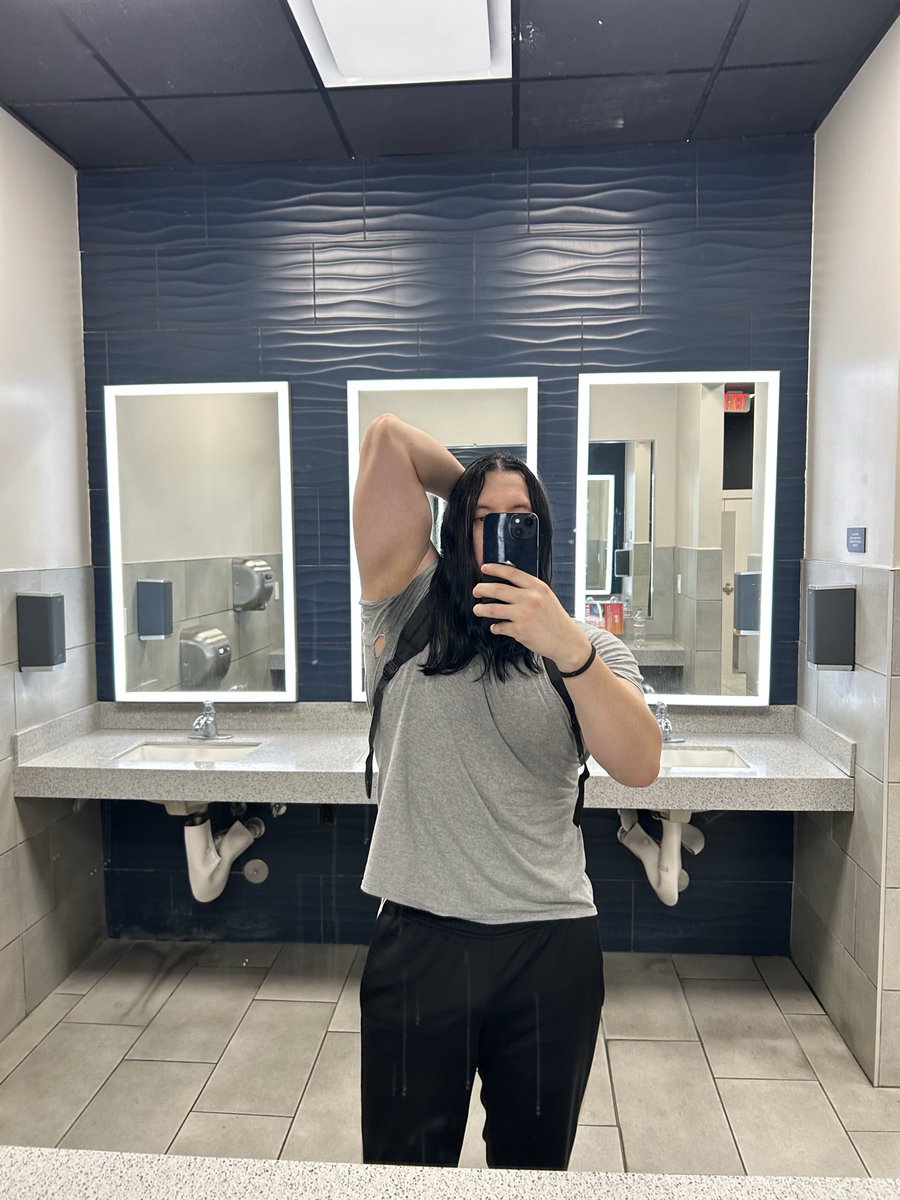 Zxunoo's tweet photo. pillows ^_−☆  #pump #gym #smol https://t.co/2GvRRqtA4h