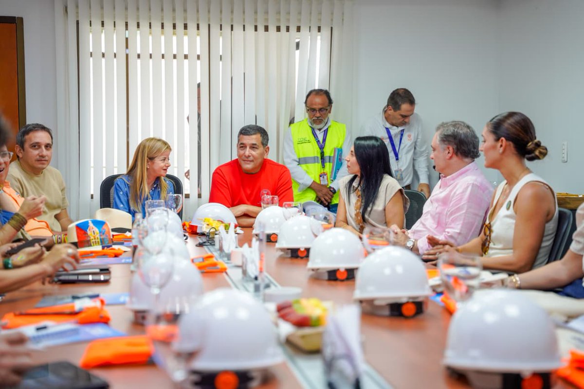 aeroCTG's tweet photo. Hoy recibimos en el Aeropuerto Internacional Rafael Núñez a la Ministra de Transporte @elsanoguerabaq  y al Alcalde de Cartagena @dumek_turbay , junto con sus equipos de trabajo, para presentarles en detalle los avances del proceso de modernización de nuestra terminal. https://t.co/qHW15Hjiw2