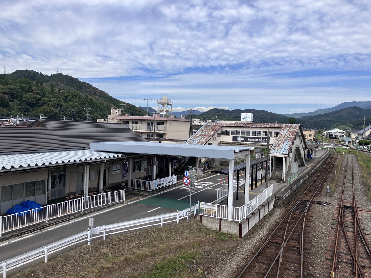mizunouekara's tweet photo. 盛駅。鉄道まつりで駅前が大賑わいでした。(昨日)
1枚目の写真のあと偉い方々の挨拶があったんだけど、その間ずっとゆるキャラたちが背筋を伸ばして真っ直ぐ前を見て微動だにしなくてシュールだった。三陸鉄道と岩手開発鉄道のグッズを買った。 https://t.co/04XaxfaIYZ
