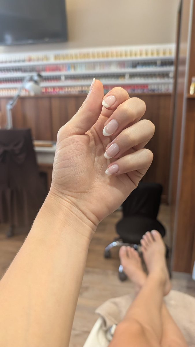ManonDeParis15's tweet photo. La prothésiste ongulaire : 
"Faites attention à porter des gants quand vous faites le ménage pour protéger votre mancure".

Ma belle, je ne suis pas le genre de femme qui fait le ménage... https://t.co/hbZH1uG6nZ