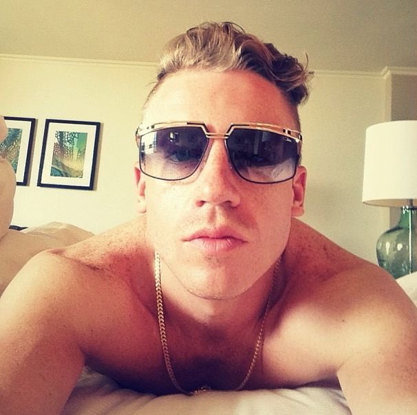 skyferrori's tweet photo. macklemore lowkey needs his ass eaten for ending pink https://t.co/4qVXlGzQ6a