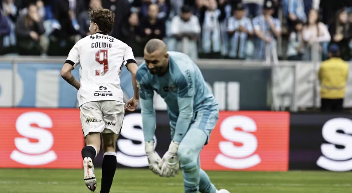 gilmarferreira's tweet photo. A vitória de 2 a 1 do Vasco sobre o Grêmio, na Arena do clube gaúcho, em Porto Alegre, soa como algo premonitório. O time não se abateu com a derrota parcial do primeiro tempo; cresceu com o retorno de Jair e a estreia de Lescano; e virou o placar marcando forte e pisando na área adversária com até cinco jogadores. Postura de um coletivo com repertório ofensivo. Não foi fácil bater o time de Luís Castro, mesmo com os desfalques de Marlon, Pavon, Amuzu e Dodi. Mas Pedro Emanuel entendeu rápido as carências do grupo que treina e tem boa leitura de jogo. É difícil estimar o grau de dificuldade que o clube terá em sua luta contra o rebaixamento. Mas é fácil enxergar que, com os reforços recém-contratados, o elenco ganhou músculo para encarar os adversários. Vejamos.      

📸 Roberto Vinicius / AGIF