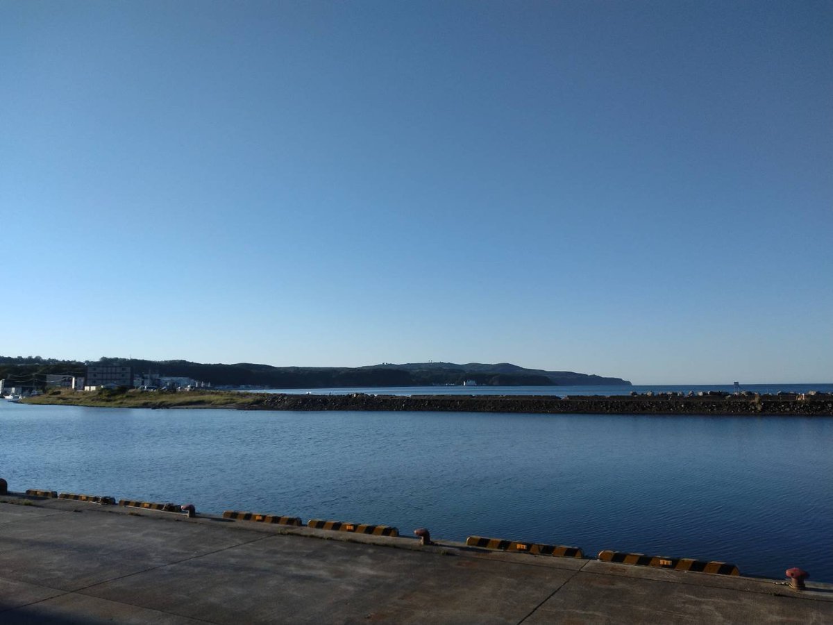 ozora_eki's tweet photo. 大空町に無いものと言えば　海

とは言っても、オホーツク海まで30分もあればすぐ行けますね。

写真は網走の道の駅。
漁船が有り、川の河口であり観光船が発着する駅として珍しいと思います。

そしてオホーツクの空がキレイなのは海の色かもしれません。

本日は18時〜 オープン https://t.co/1mGaInKSCF
