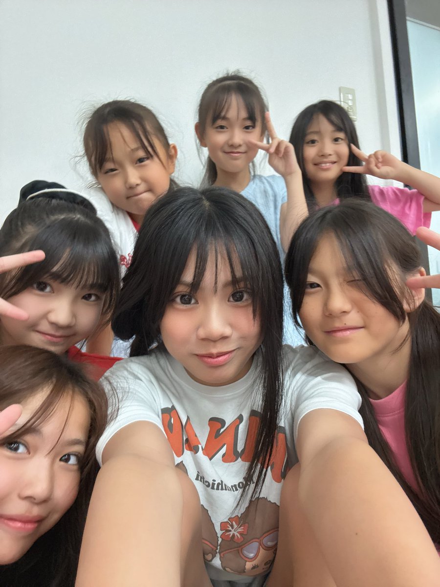 member_offical's tweet photo. おはにこです🌈ᵕ̈*

昨日ね！KIDS達がにこの髪の毛してくれたの!笑
みんな上手だったよ👏🏻♡
写真載せとくねー！

そして！
今日はさいさん🧡ྀིのお誕生日です！！！
おめでとうございます！！
いつも優しくてたくさん笑わせてくれる
さいさんが大好きです🥹💗

 #IQP研究生 #愛実にこ☺︎ https://t.co/VImA59OhdD
