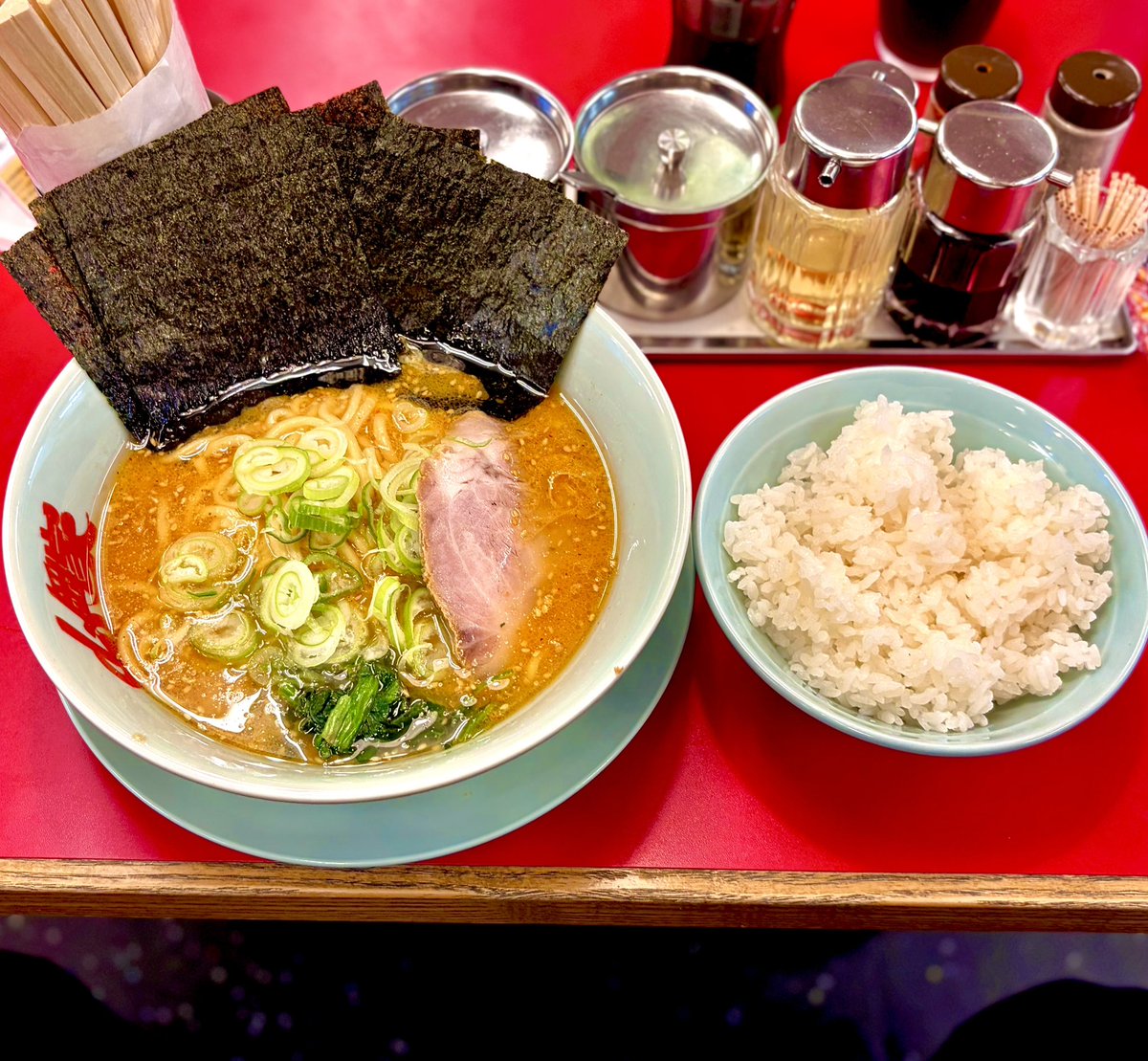 chyoko_789's tweet photo. ラーメン山岡家 平塚田村店＠神奈川県平塚市田村
特製味噌ラーメン（840円）
のり増し（150円）
お好み：油オオメ
ライス（220円）
https://t.co/0Ouw9hZMO7 https://t.co/Gpa9JtM1HH