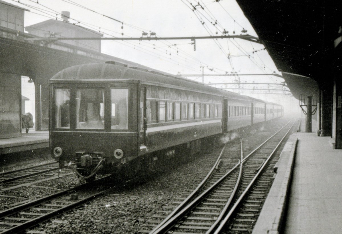 rapid_kubikino's tweet photo. 国鉄 マイフ97 1

昭和33年10月4日 大阪駅にて(3枚目のみ同年12月4日撮影)
フィリピン ガルシア大統領専用列車

EF58 61牽引の専用列車で最後尾にはマイフ97が連結されています

撮影日から想像するに10月に試運転or送り込み、12月に本運転だったと思われます(来日は33年12月1日)

#くびき野所蔵写真 https://t.co/D6KM0ecp3D