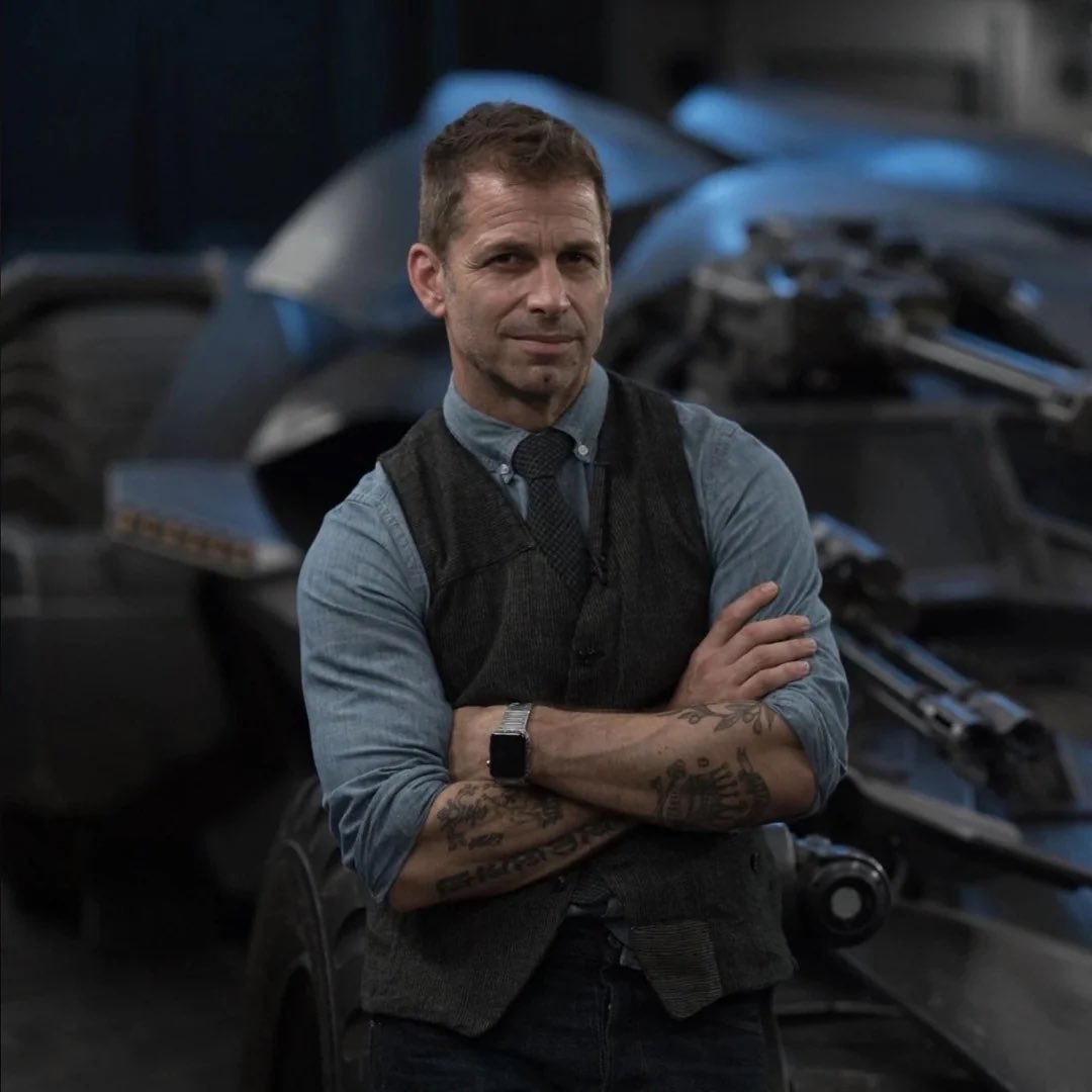 LeQGdesSupers's tweet photo. Alors qu’il avait précédemment déclaré que le film ‘Superman’ de James Gunn est incroyable, et qu’il avait hâte de voir la suite, Zack Snyder a répondu qu’il n’a pas encore vu le film:

« Je n’ai simplement pas encore eu l’occasion de le faire. »

Il a ajouté qu’il soutient James Gunn et souhaite la réussite au DCU.

(Source: THR)