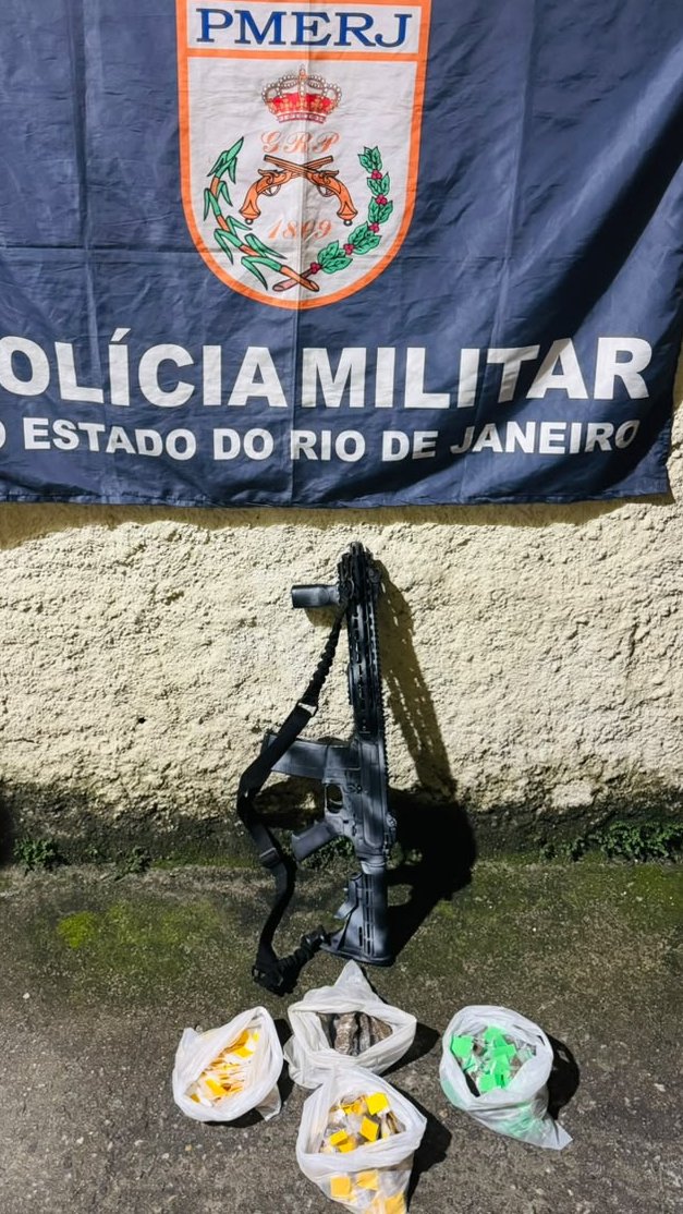 PMERJ's tweet photo. 🚨Policiais do #1BPM prenderam dois criminosos e apreenderam um fuzil e drogas na Comunidade Porta D'Água, em São Gonçalo.
As equipes foram atacadas a tiros e houve confronto. Não houve feridos.
Em andamento.
#ServireProteger https://t.co/FlqHmXg8g9