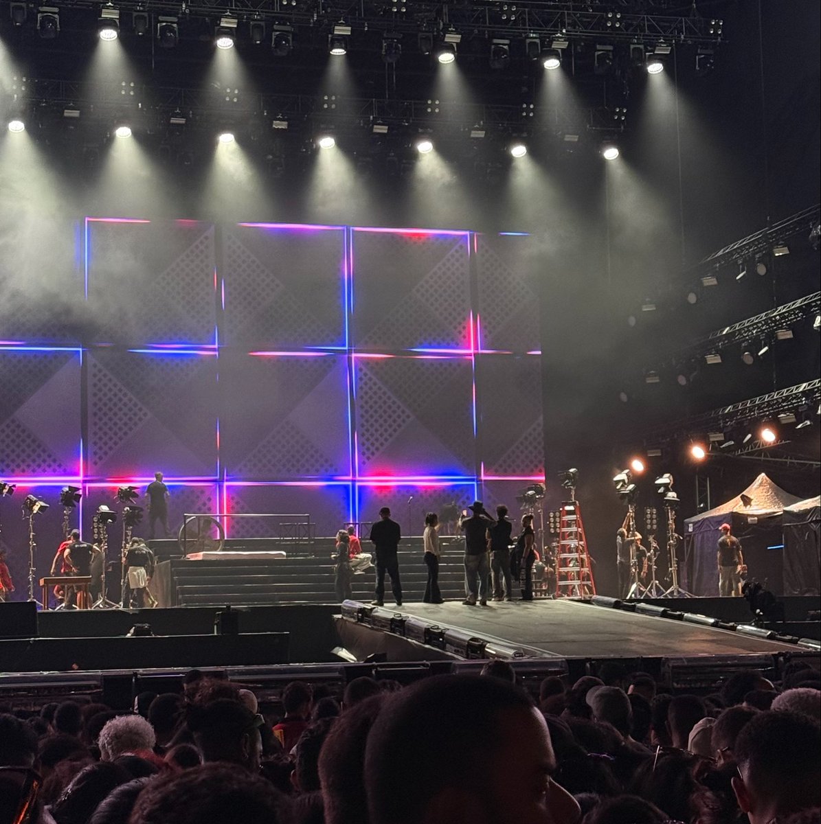 itsthaatdeep's tweet photo. mds minha distância pro palco, vem demuxa!!!!!! https://t.co/8ZagGLbUaN