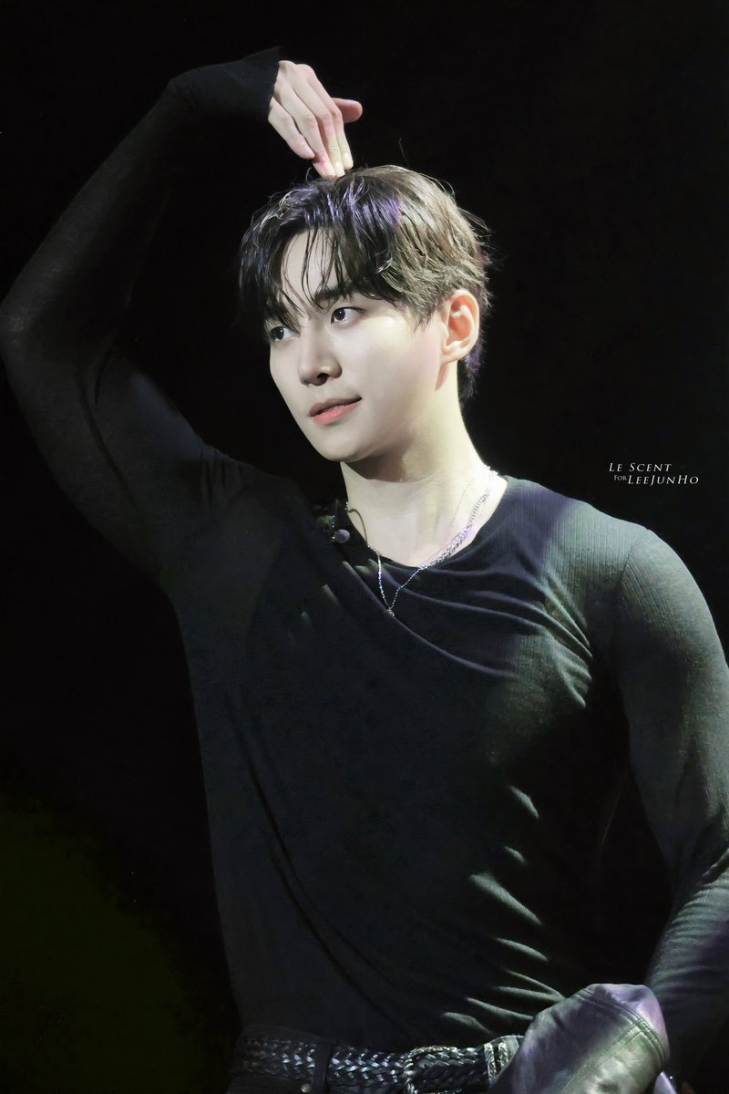 LeScent_le2jh's tweet photo. 26.09.12 AUTUMN NOTE LEE JUNHO FAN MEETING 🍂 뭐야뭐야 이 웅장한 고양이 뭐야 💪🏻😼 https://t.co/JiJb0h66Hj