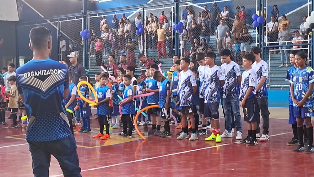 GobLasTejerias's tweet photo. Por 5to año consecutivo se inició el Torneo en Memoria de los atletas Angel y Mathias con la participación de 16 equipos del Eje Central Aragua y Miranda, una iniciativa de la escuela CNR Futsal 2018, apoyada por el alcalde @regulolacruz quien promueve la masificación del deporte https://t.co/THgIsTGxbT