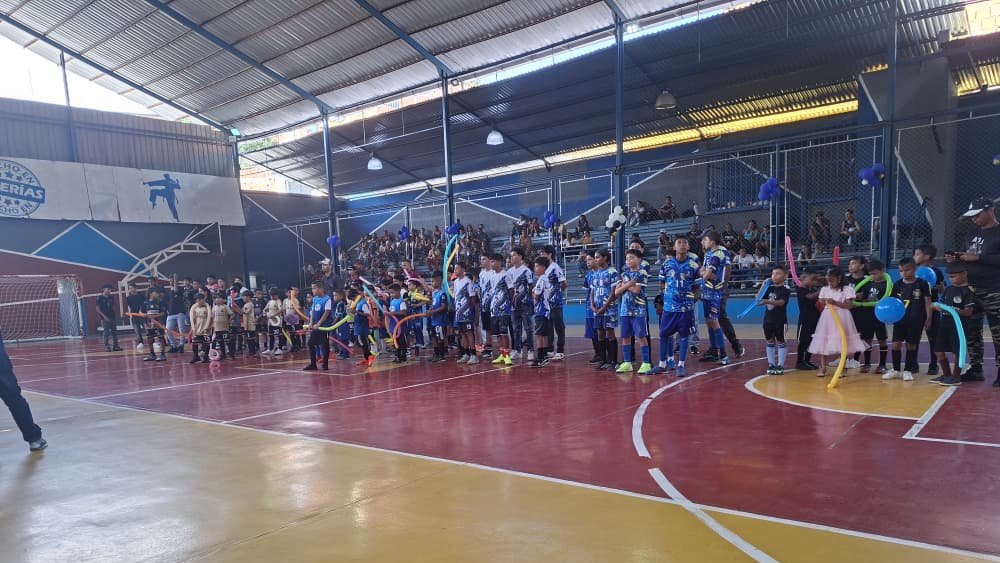 GobLasTejerias's tweet photo. Por 5to año consecutivo se inició el Torneo en Memoria de los atletas Angel y Mathias con la participación de 16 equipos del Eje Central Aragua y Miranda, una iniciativa de la escuela CNR Futsal 2018, apoyada por el alcalde @regulolacruz quien promueve la masificación del deporte https://t.co/THgIsTGxbT