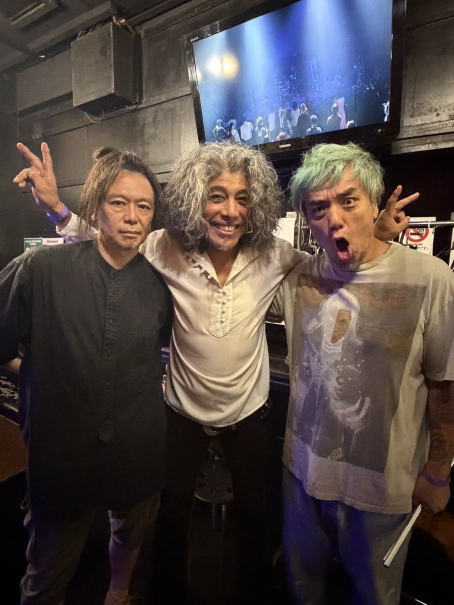 taiji_sato_'s tweet photo. 911のDance for LOVE!
Dance for PEACE!は最高の一夜でした。
ノーナリーブスがあんなに全員コーラス上手いとは！素晴らしかった。
いとうせいこうITPはアンサンブルが進歩してました。いとうさんの歌が上手くなっているのが感動的でした。
日本の宝だと思います。
そして新しいTheatre Brookにいとうせいこうさん、Zeebraくんと西寺ゴータくんがゲスト参加してくれてメチャクチャ盛り上がりました。

夜の部もMajorForceの屋敷ゴータさんや工藤さん、高木完さんに久しぶりに会えてうれしかったです。
沖野修也とは今後の話もできたしKyoto Jazz Massiveはあんなにすごいとは！
キングギドラも久しぶりだけど何も変わってないのがうれしかったな。

とにかく最高でした。
素晴らしいパーティに参加できて幸せでした。

ワツシさん、NAZちゃんASIAのスタッフのみなさん、ありがとうございました。

ダッチムービーはその最高さが伝わる素晴らしい動画です。

タイジ