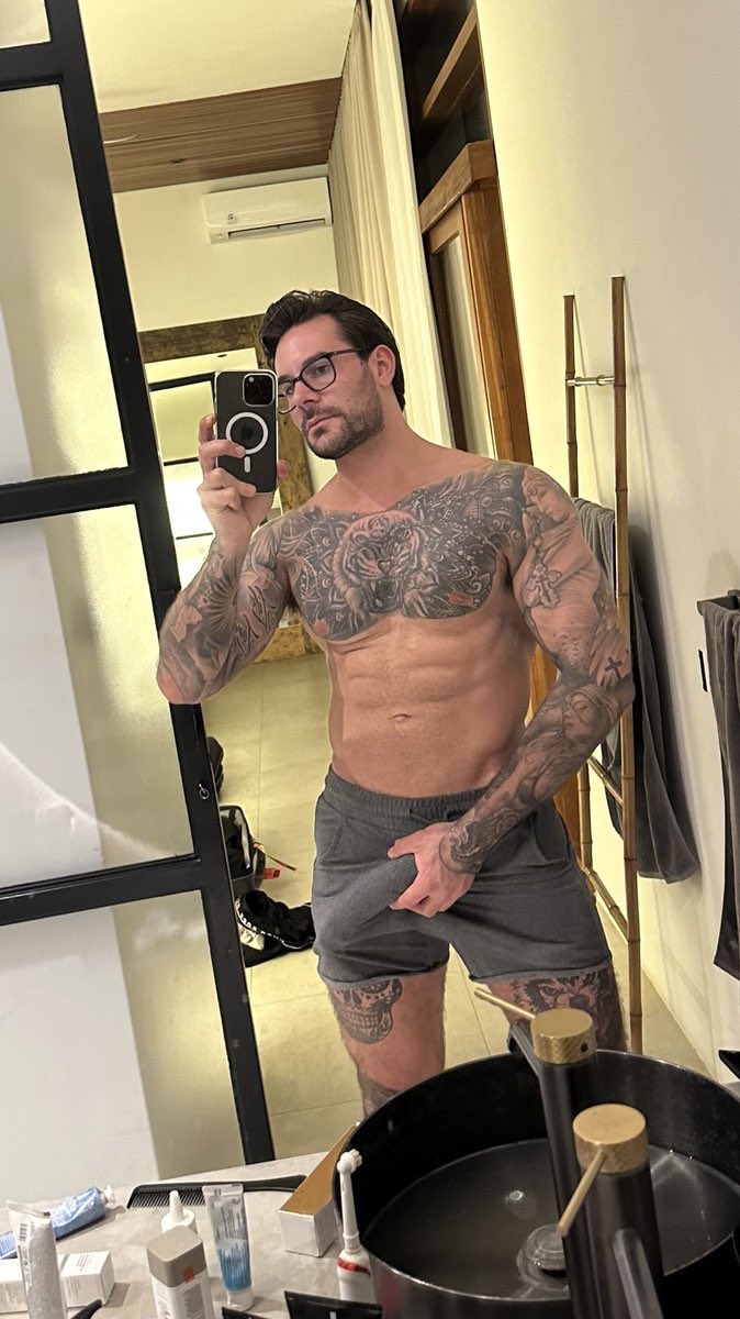 bigcxckpapi's tweet photo. Papi 
-35, gay porn actor. 
-huge hung smelly cock
-very kinky 
-multiship https://t.co/3a2ldhnTdO
