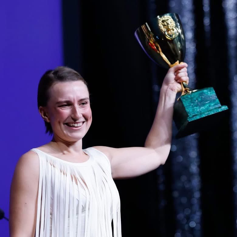 luckyredfilm's tweet photo. Mathilde Arcel vince la Coppa Volpi per la migliore attrice in Woman Unknown di May el-Toukhy a #Venezia83

Prossimamente al cinema con Lucky Red. 

Foto di Jacopo Salvi per La Biennale di Venezia https://t.co/fuA1Q49Szx