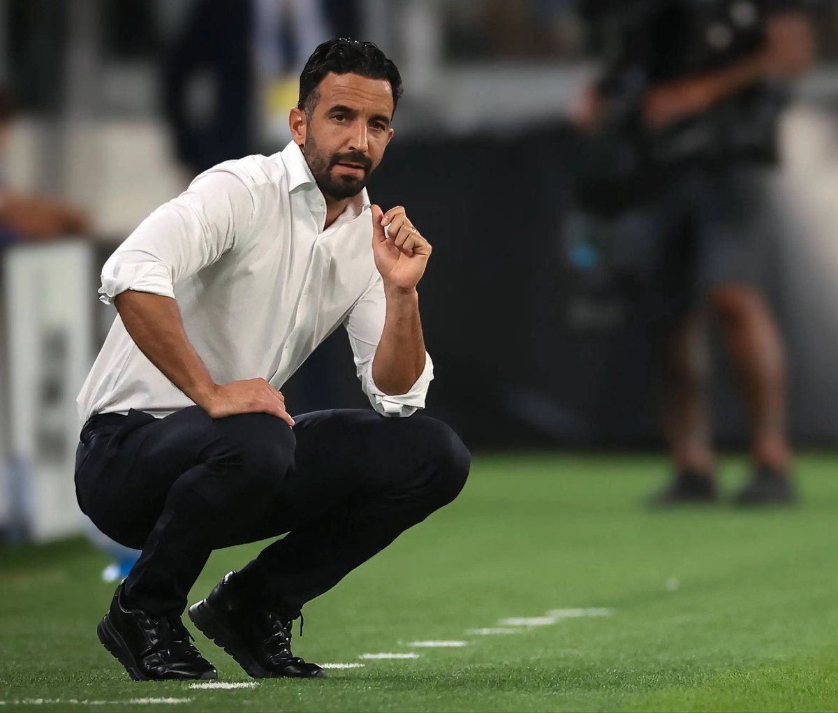 Info_SerieA's tweet photo. AMORIM, STOP PENCITRAAN! 

Comeback di Olimpico memang bikin senang

Pemain baru cetak 2 gol dalam 3 menit memang bikin senang

Belum terkalahkan dalam 4 game mungkin bikin senang

Tapi

Kamu sudah menghabiskan ratusan juta euro untuk membangun squad, jadi JANGAN BELAGA SEDERHANA!

Ngomong di prescon jangan ngalor ngidul dengan berbagai harapan.

Punya variasi pemain yang cukup, yang starting tetep RLC lagi, Estupinan lagi.

Dengan background kamu, gausa ngaku wong cilik. PENCITRAAN KAMU GA LAKU DI SINI! KITA BUTUH KERJA NYATA!!

Next 3 matches: Benfica, Lecce & Sassuolo. 

Harus sapu bersih!